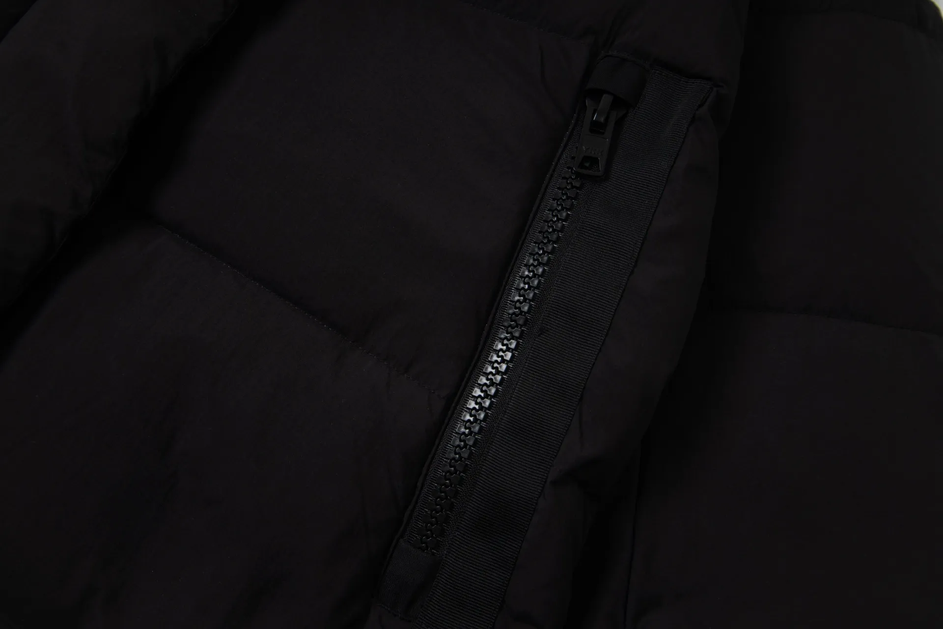 P770 model number: G124 Canada Goose PASTELS series new Parker couple's hooded down jacket 1️⃣The fabric is made of soft EnduraLuxe fabric, which enhances the durability of easy-to-wear parts, is lightweight and durable; the inner liner is made of anti-velvet gallbladder, which is comfortable and soft without velvet. It has a detachable hood, can be adjusted in two directions, and is also filled with down, which brings greater softness and wrapping around the head and neck, and is full of warmth. This parka features white trim on the back and sides, and the hardware locks are all original and custom-made to match the muted fabric color. Goose label: The official website’s new series of silicone material labels, non-embroidery labels. 2️⃣It is very youthful and energetic, and can be easily worn by both men and women. It is very in line with the fashion aesthetic concepts of today's young people! 3️⃣ A full set of customized accessories, complete with three standards, same style for men and women, a must-have for couples! Color: black, white, pink, stone gray, water-soluble blue Size: XS, S, M, L